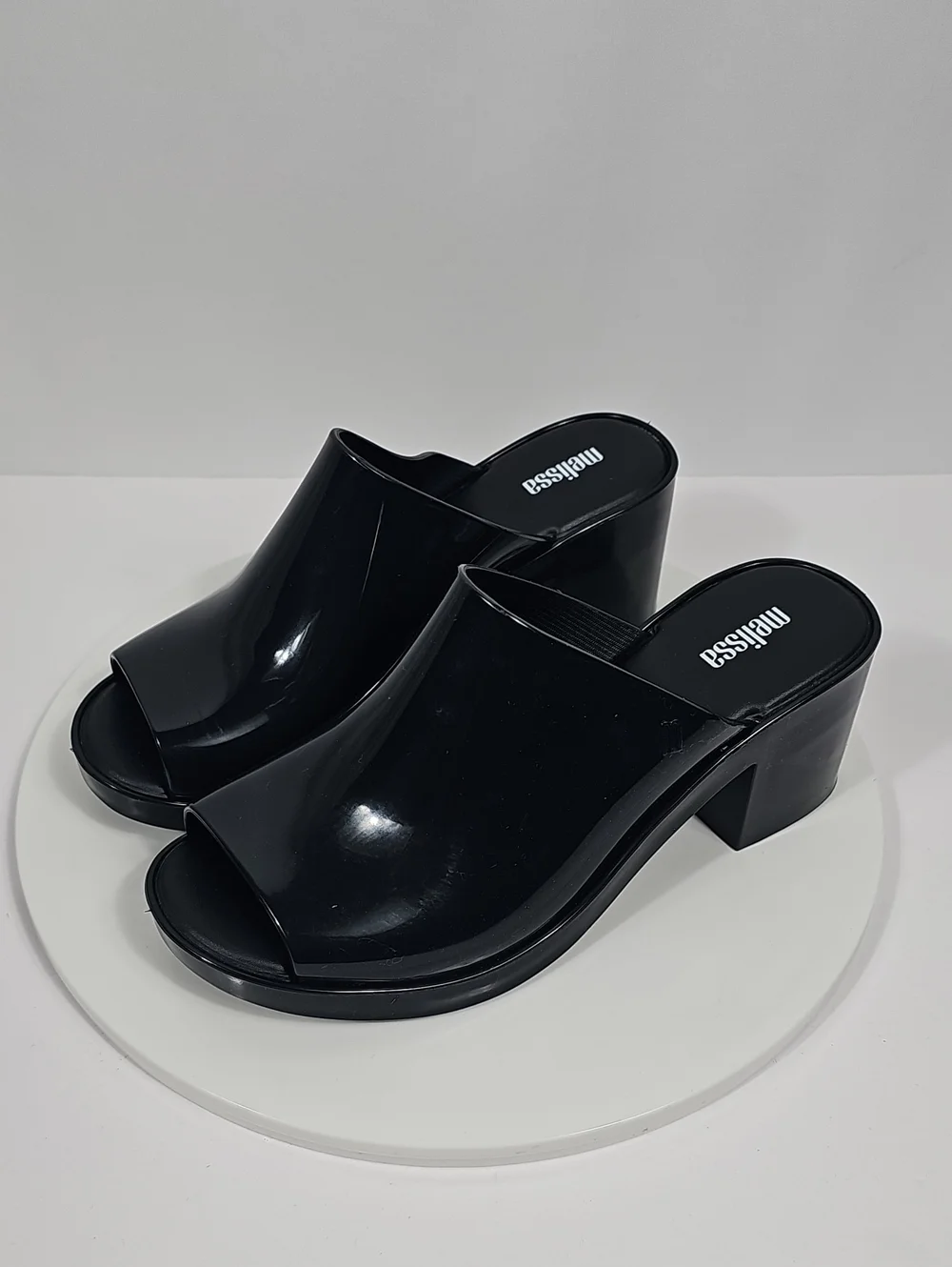 Melissa modern minimalist